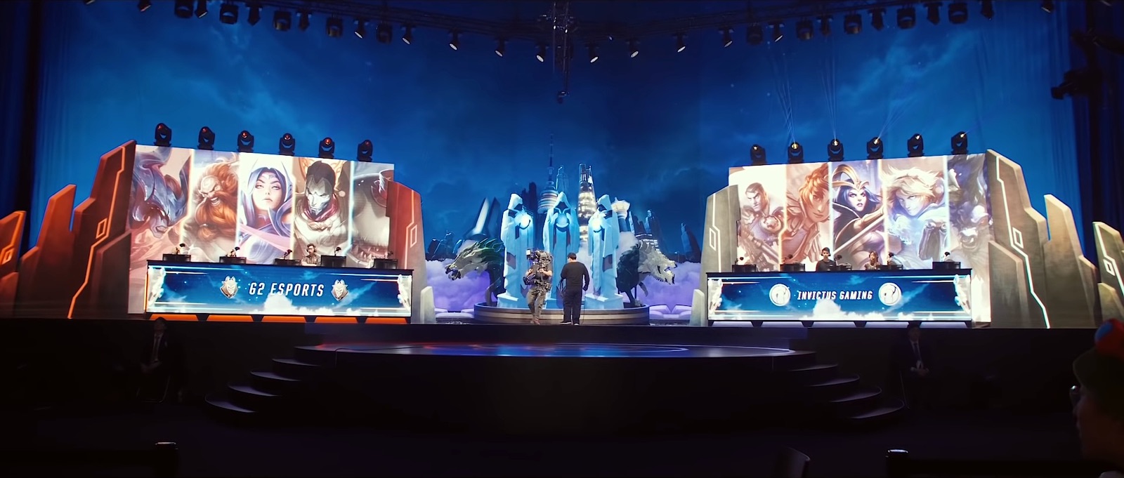 G2 Esports and Invictus Gaming booths facing each other on the Worlds 2018 semifinal stage
